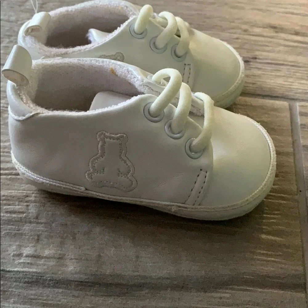 NWOT baby GAP white shoes, sz 3-6 months